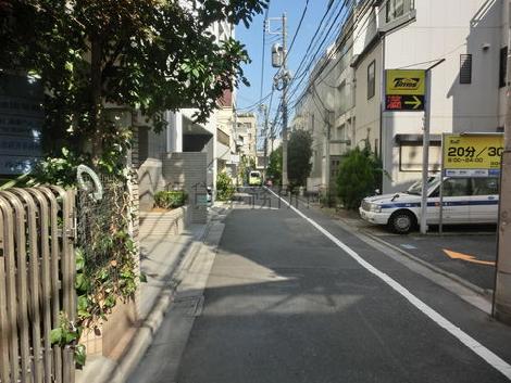 物件前の四谷駅方向