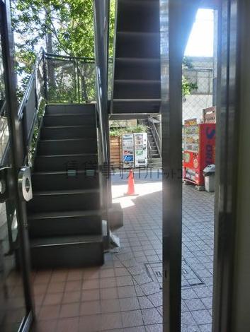 玄関前に外階段があります