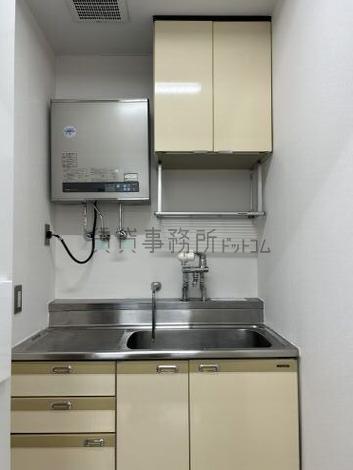 神田三崎町ビルの給湯室