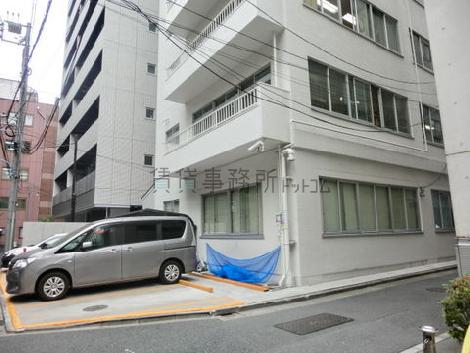 ビル裏側を撮影。路地に面しています