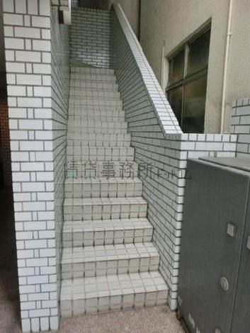 玄関横のビル階段