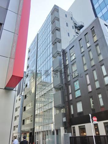 周辺もビルが建ち並んでいます