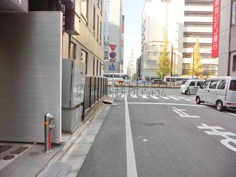 玄関出て左へ行くと大通りです