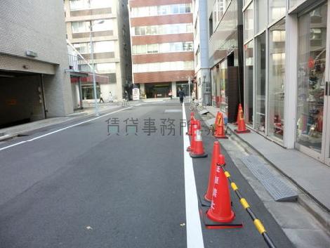 玄関前は静かな通りです
