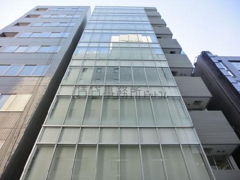 正面を見上げた外観です