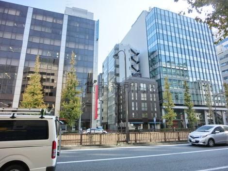 大通りを少しだけ曲がった所に立地しています