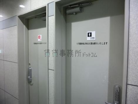 1階エントランスに男女別のトイレがあります