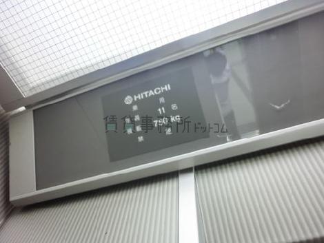 エレベーターは11人乗りです