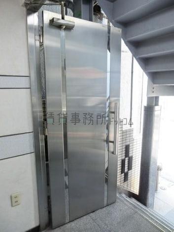 防犯対策の鉄扉