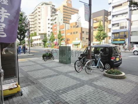 前面の歩道は幅を広く設けてます