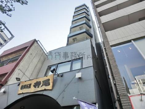 コンパクトな印象を与えますがL字型になっており奥行もあります