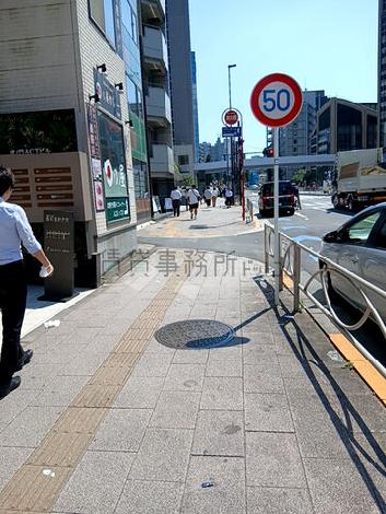建物前の歩道