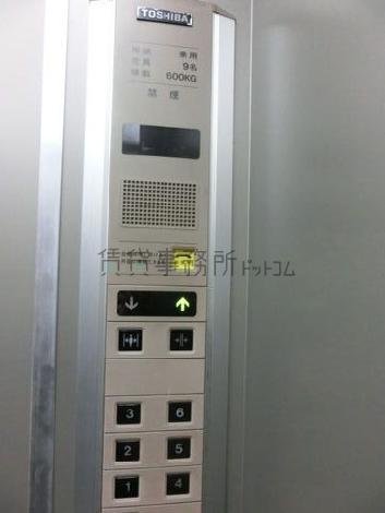 エレベーター内押しボタンです