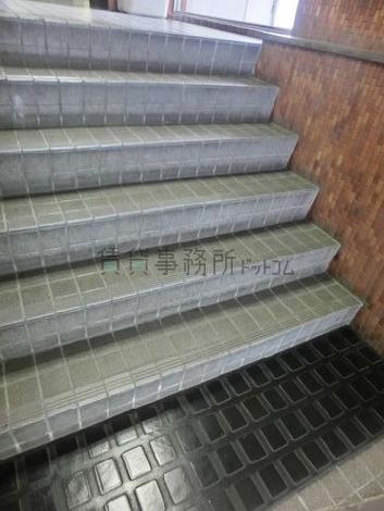 玄関からエントランスへの階段