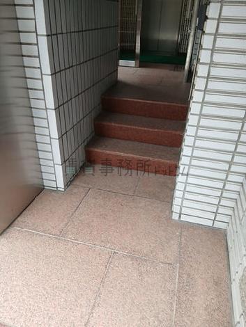 エレベーター前に段差あり