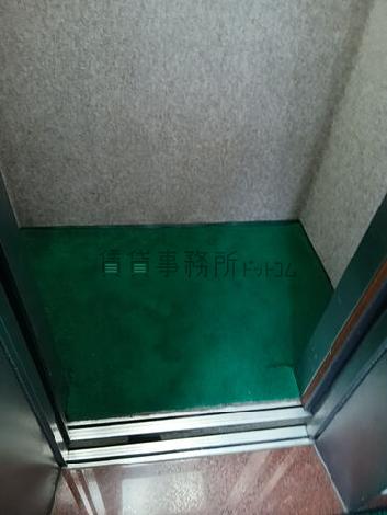 エレベーター内部