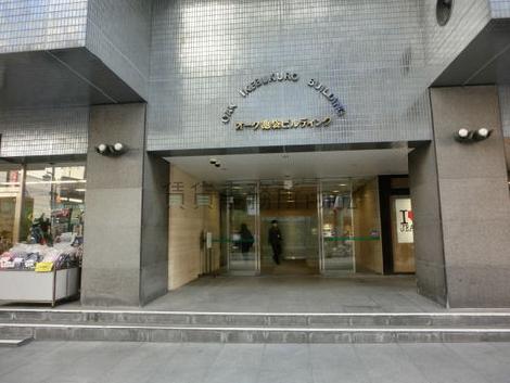 ビル名が表示されたオフィス専用玄関です