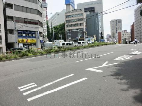 大きな交差点に位置しています