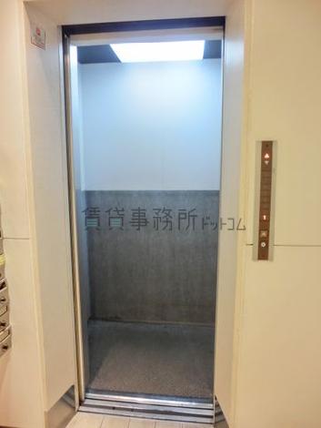 白の照明で照らされた明るいカゴ内