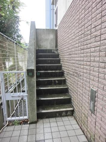 裏側にある外階段です