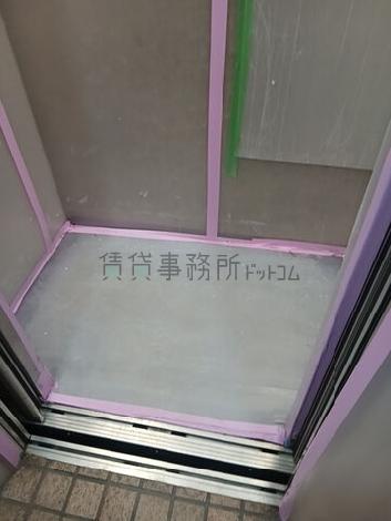 エレベーター内部
