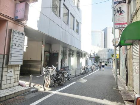 背面通り奥からのアングルです