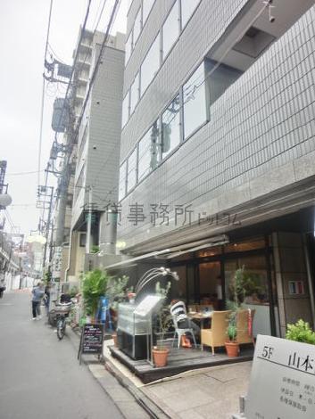 １階部分には店舗が入居中です