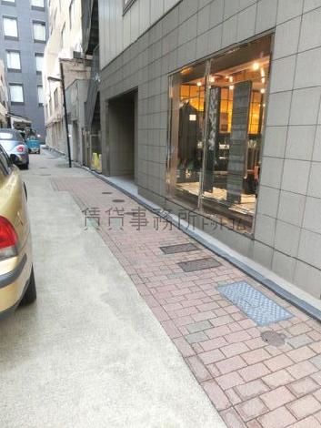 隣接する側道です