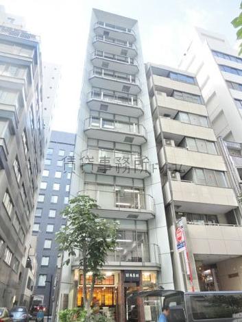 スリムなシルエットの建物です