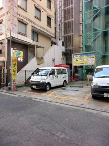 前方にコインパーキングがあります