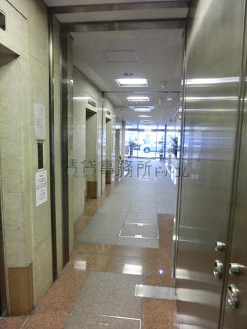 エントランスから玄関方向を見た視点