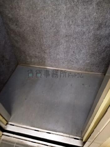 エレベーター内部