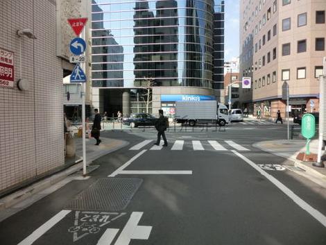 側道は1車線です