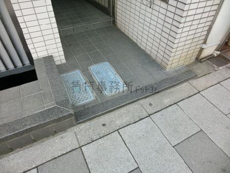 正面エントランスは段差はほとんど感じられません