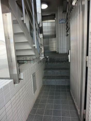 扉は鉄扉です