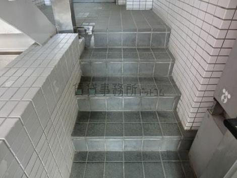 エレベーター前の段差です