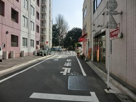 突き当りは新宿御苑です