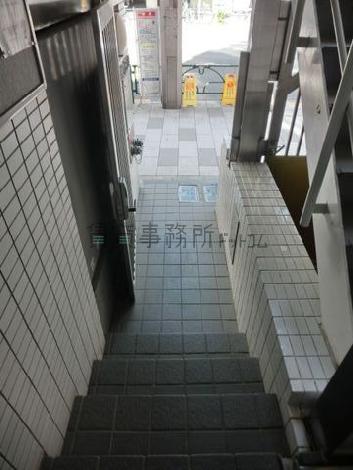エレベーターまで奥行きがあります