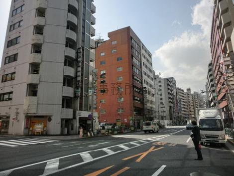 新宿通り沿いの立地です