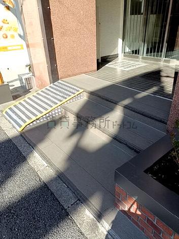 正面玄関前　階段