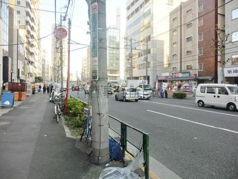 前面道路は車通りが多いです
