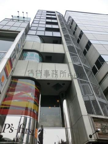 見上げたビルの様子