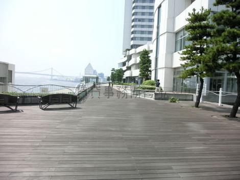 海岸を見渡せるデッキエリア
