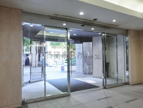 間口の広い正面側の玄関口