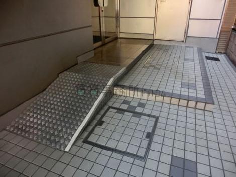 正面玄関前はバリアフリーになっています