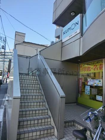 2階には塾が入っています
