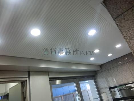 白いライトで照らされて明るい雰囲気のエントランス内