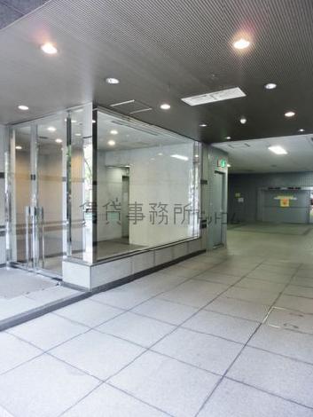 左が玄関で右が機械式駐車場です