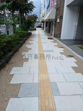 建物前の歩道