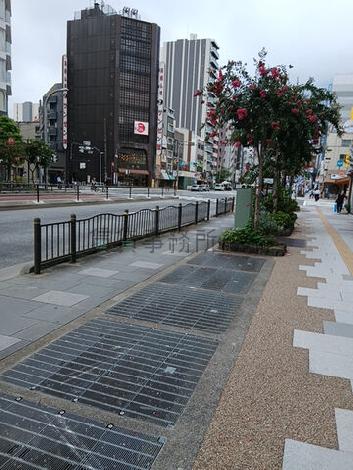 建物前の歩道